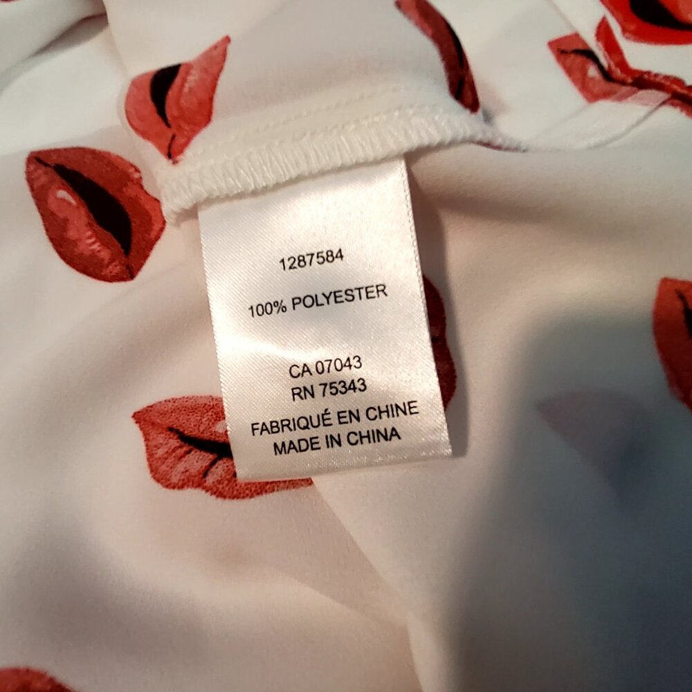Rachel Zoe Womens XS White Blouse With Red Lips Print Cap Sleeves Button Detail - Picture 8 of 9